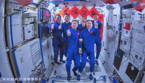 China envia seu primeiro astronauta civil ao espaço