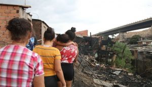 Favelas em áreas valorizadas são mais atingidas por incêndios