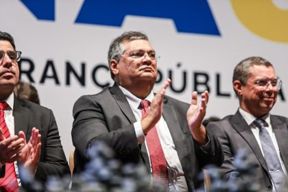 Senador quer quebrar os sigilos de Flávio Dino na CPMI do 8 de Janeiro