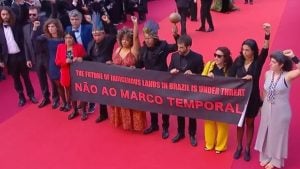 Equipe de filme brasileiro faz protesto contra marco temporal no tapete vermelho de Cannes