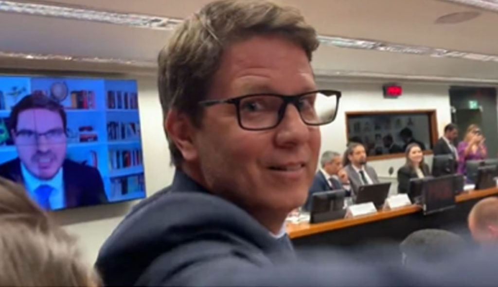 Vídeo: Mário Frias agride jornalista durante audiência na Câmara