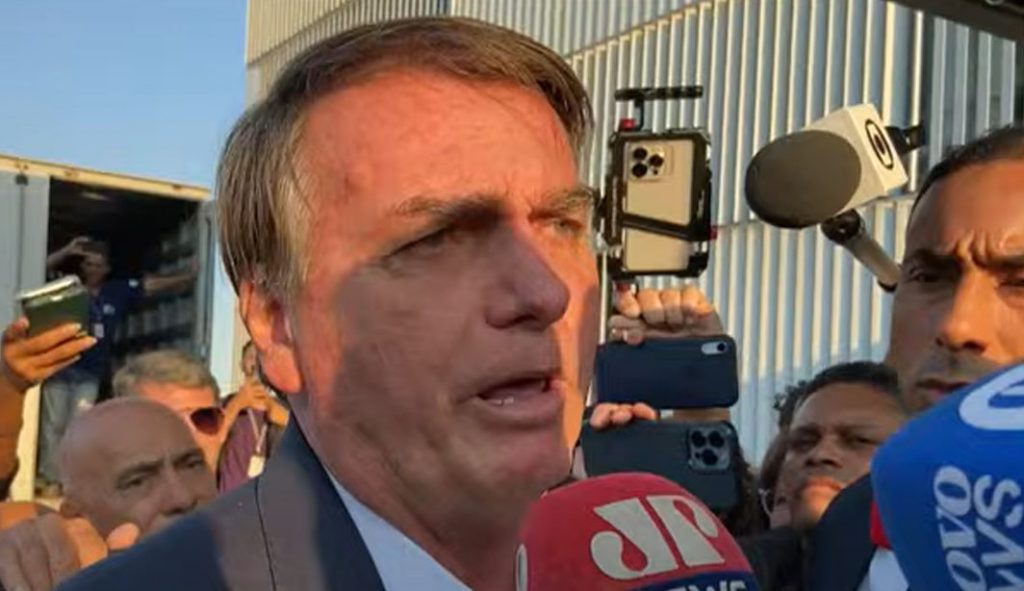'Que cada um siga a sua vida', diz Bolsonaro sobre Mauro Cid, seu braço direito