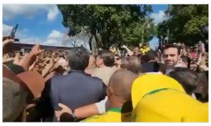 Bolsonaro reencontra apoiadores após volta ao Brasil