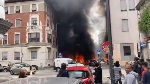 Explosão incendeia carros no centro de Milão, na Itália