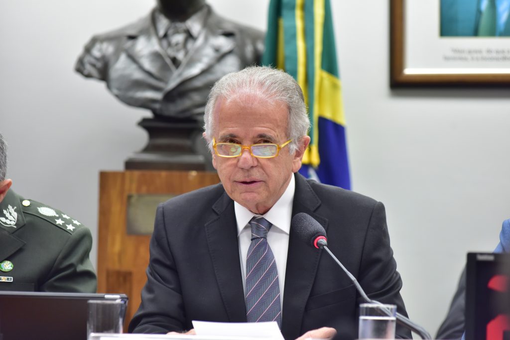 ‘Atividade político-partidária anda longe dos quartéis’, diz Múcio na Câmara