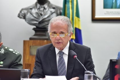 ‘Atividade político-partidária anda longe dos quartéis’, diz Múcio na Câmara