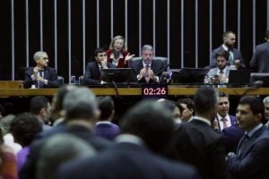 No apagar das luzes, Câmara aprova MP dos ministérios, mas Lira manda recados a Lula
