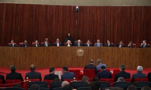 TSE empossa dois novos ministros e Moraes fala em 'tribunal da democracia'