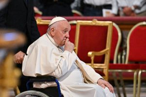 Papa Francisco hospitalizado para exames médicos