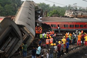 Serviço ferroviário é retomado na Índia após tragédia