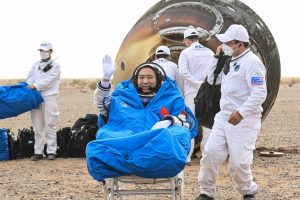 Três astronautas chineses retornam à Terra após missão de ‘sucesso absoluto’