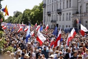 Manifestação contra governo nacionalista da Polônia leva 500 mil pessoas às ruas em Varsóvia