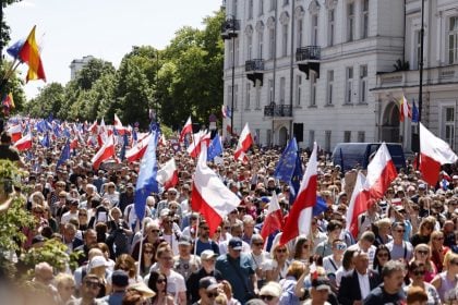 Manifestação contra governo nacionalista da Polônia leva 500 mil pessoas às ruas em Varsóvia