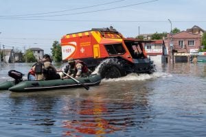 Milhares de civis retirados de áreas inundadas após destruição de represa na Ucrânia