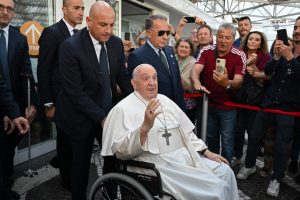 Papa Francisco recebe alta nove dias após cirurgia no intestino