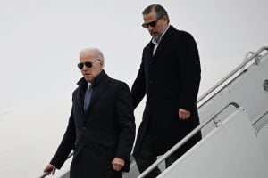 Filho de Joe Biden é indiciado por porte ilegal de arma de fogo