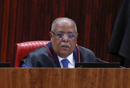 Ministro Benedito Gonçalves, relator das ações que tornaram Bolsonaro inelegível, deixa o TSE