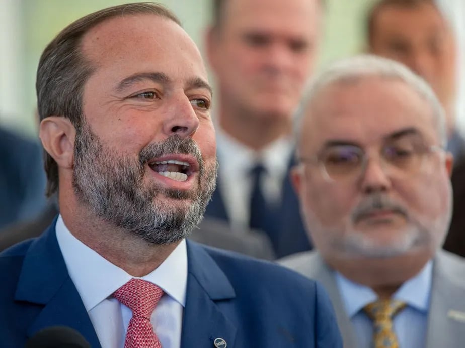 Ministro chama privatização da Eletrobras de ‘crime de lesa-pátria’