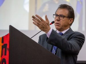 Em Genebra, ministro ataca presidente do BC por juros altos no Brasil: ‘Já tinha motivo para ser demitido’