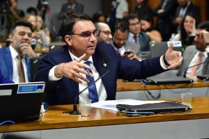 Flávio Bolsonaro reclama após se tornar 'novo alvo' da direita nas redes sociais