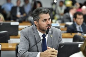 Senador bolsonarista 'abandona' coronel Lawand e acusa o militar de mentir na CPMI