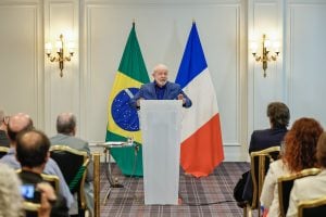 Lula denuncia em Paris o descaso dos países ricos com o Haiti e diz que levará o tema ao G20