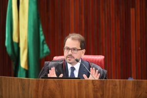 Ministro do TSE diz que Bolsonaro teve 'comportamento típico de candidato' em reunião com embaixadores
