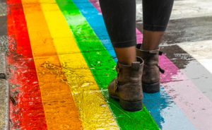 Paradas do orgulho LGBTQIA+ ainda enfrentam resistência em várias partes do mundo