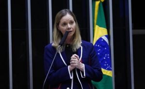 Filha de Cunha aciona o STF para acelerar tramitação de PL que pune discriminação contra políticos