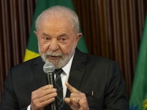 Lula dá 'puxão de orelha' em ministros e diz que 'todas as políticas serão de governo'