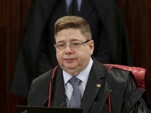 Ministros do TSE interrompem voto de Araújo para questionar posição sobre ‘minuta de golpe’