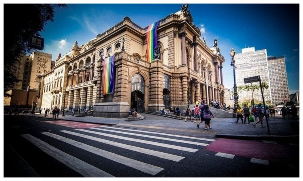 Prefeitura de SP retira bandeira LGBT do Theatro Municipal; abaixo-assinado fala em 'ataque à diversidade'