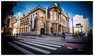 Prefeitura de SP retira bandeira LGBT do Theatro Municipal; abaixo-assinado fala em 'ataque à diversidade'
