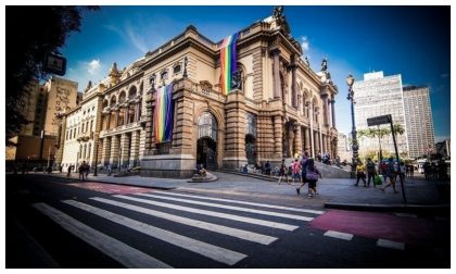 Prefeitura de SP retira bandeira LGBT do Theatro Municipal; abaixo-assinado fala em ‘ataque à diversidade’