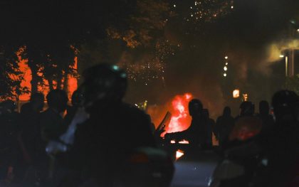 Macron anuncia lei urgente para reparar danos causados por distúrbios na França