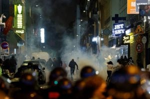 Avó de jovem morto na França pede fim de protestos