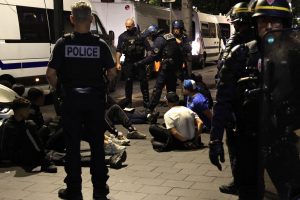 França tem primeira noite de calma relativa, após quase uma semana de violentos protestos