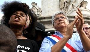Violência policial: políticos da esquerda francesa participam de protesto proibido pelas autoridades