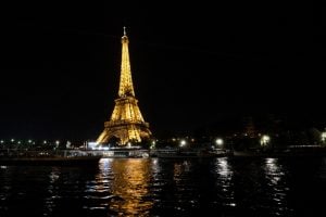 Greve na torre na Eiffel chega ao fim e monumento vai reabrir no domingo
