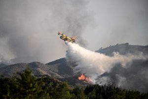 Avião bombardeiro de água que combatia incêndios cai na Grécia