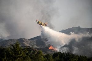 Avião bombardeiro de água que combatia incêndios cai na Grécia