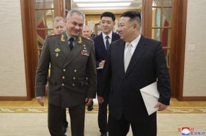 Líder norte-coreano Kim Jong Un se reúne com ministro da Defesa da Rússia