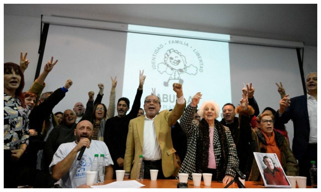 Avós da Praça de Maio encontram neta nº 139 roubada na ditadura argentina