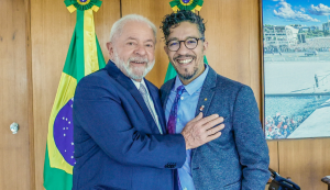 Lula recebe Jean Wyllys após retorno ao Brasil