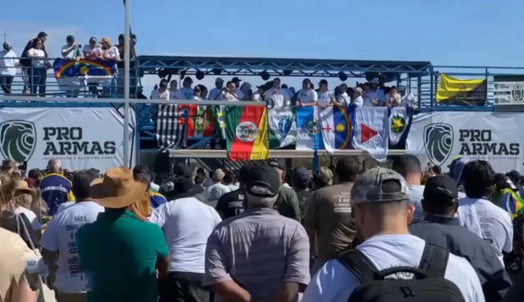 Dino manda a PF analisar discursos de evento com Eduardo Bolsonaro
