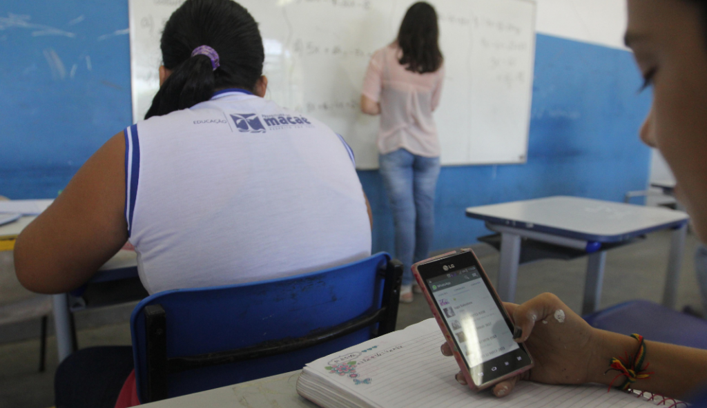 ‘Conexões não substituem a interação humana’: Unesco emite alerta global contra o uso de celulares nas escolas
