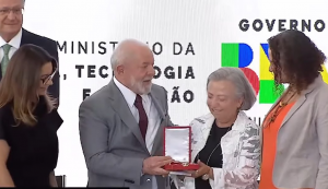 Lula entrega alta honraria a cientistas ignorados por Bolsonaro por defender vacina e saúde trans
