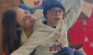 Seguro-saúde cancela contrato de criança autista e mãe protesta em abaixo-assinado