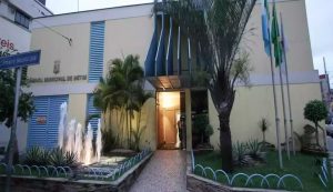 Câmara de Betim aprova projeto que proíbe adolescentes em eventos LGBT+; Defensoria pede veto