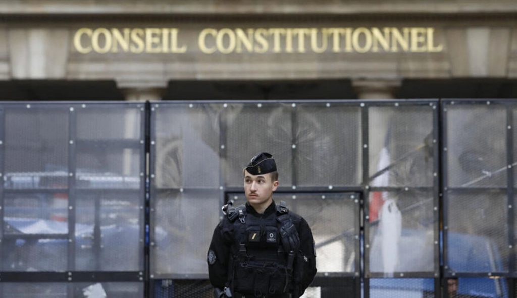 França valida lei que aumenta penas para crimes sexuais contra menores e muda consentimento para 15 anos